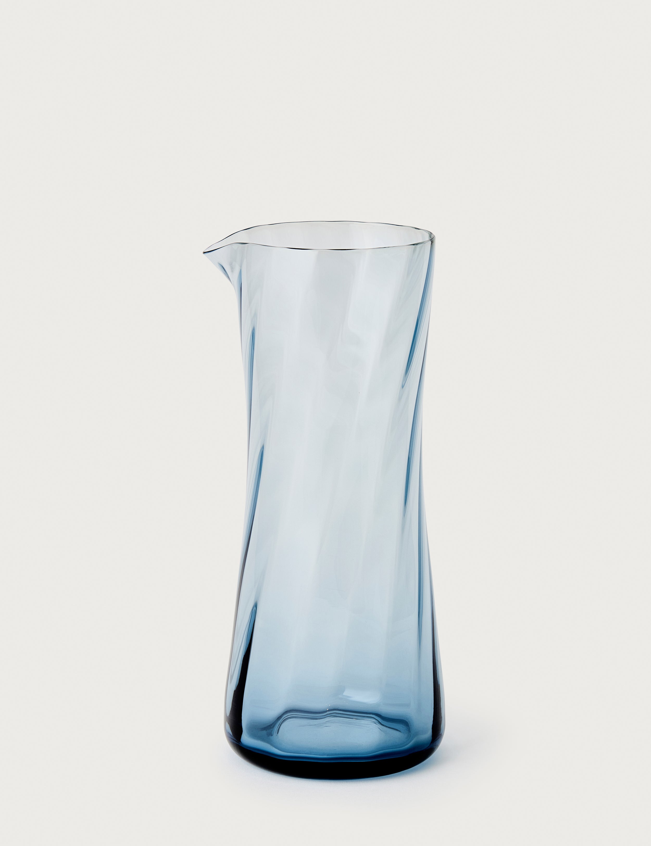 Stilleben Concave Carafe⼁Swirl Carafe Atlantic Blue