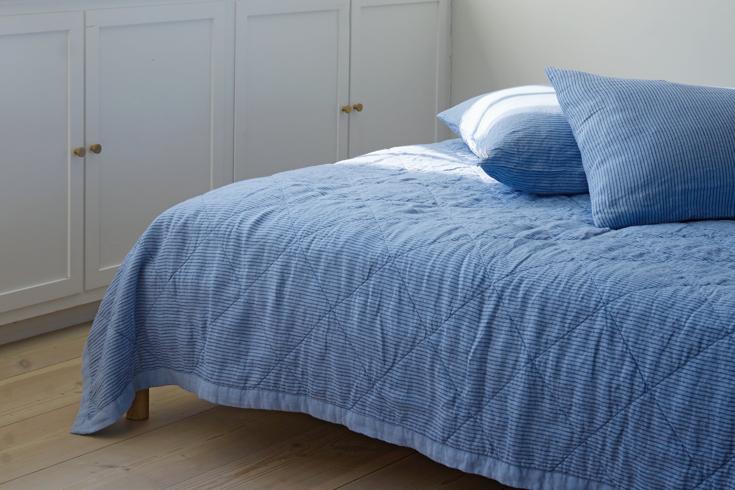 Stilleben's collections of pure linen cushion covers, tablecloths, table napkins and kitchen towels.