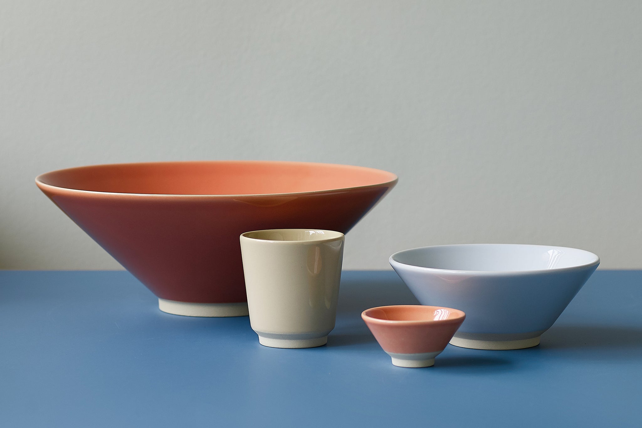 Stilleben's Memphis Stoneware series is a colorful collection of bowls, cups and plates with geometric yet graceful shapes.