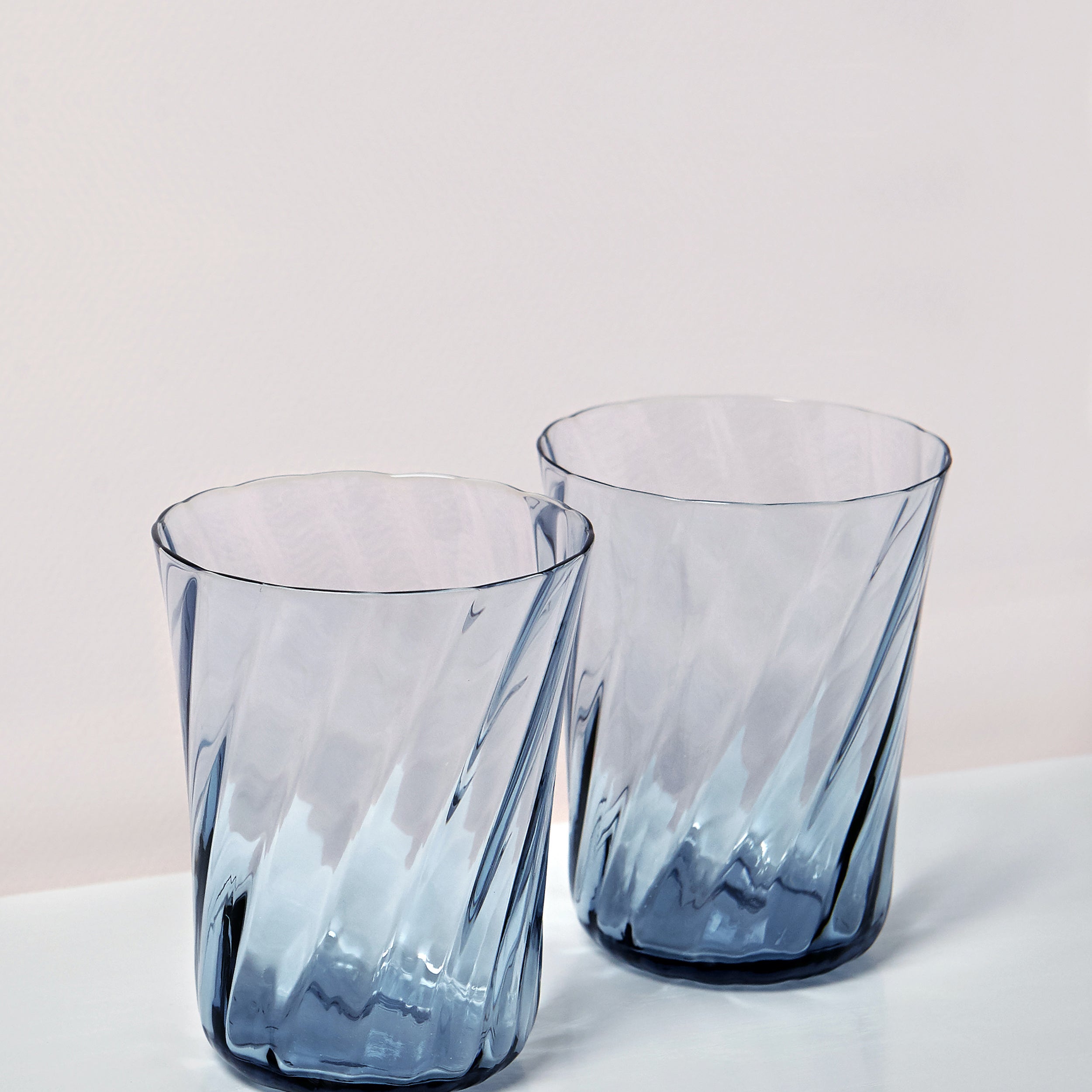 Stilleben Concave Glass - Box of 2⼁Swirl Glass Atlantic Blue