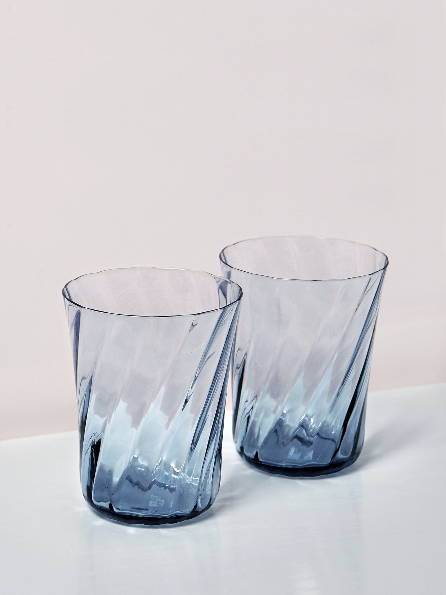 Stilleben Concave Glass - Box of 2⼁Swirl Glass Atlantic Blue