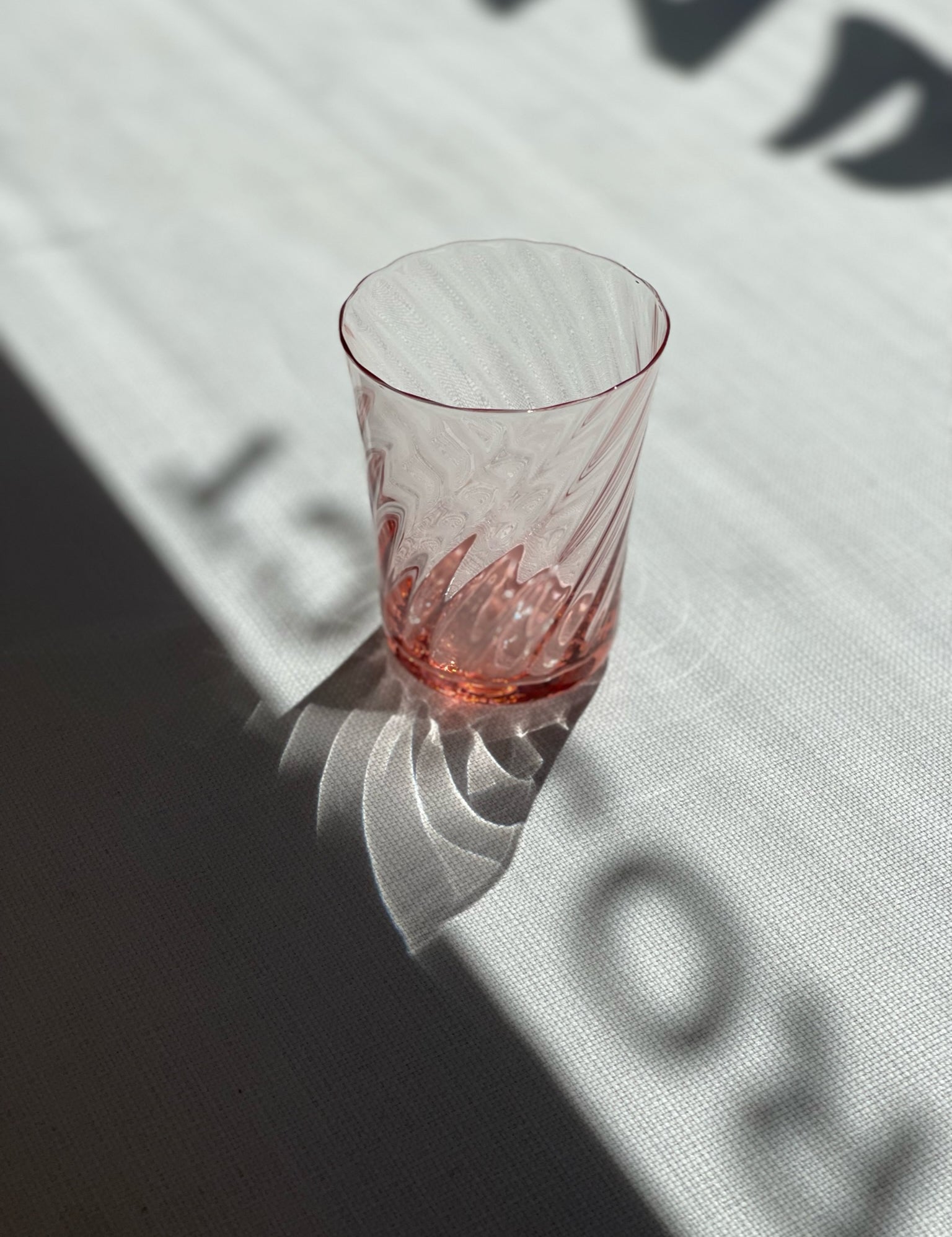 Stilleben Concave Glass - Box of 2⼁Swirl Glass Rose